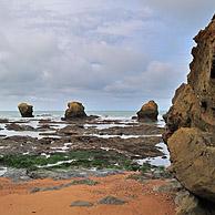 Rotspijlers op de Plage des Cinq Pineaux te Saint-Hilaire-de-Riez, La Vendée, Pays de la Loire, Frankrijk
